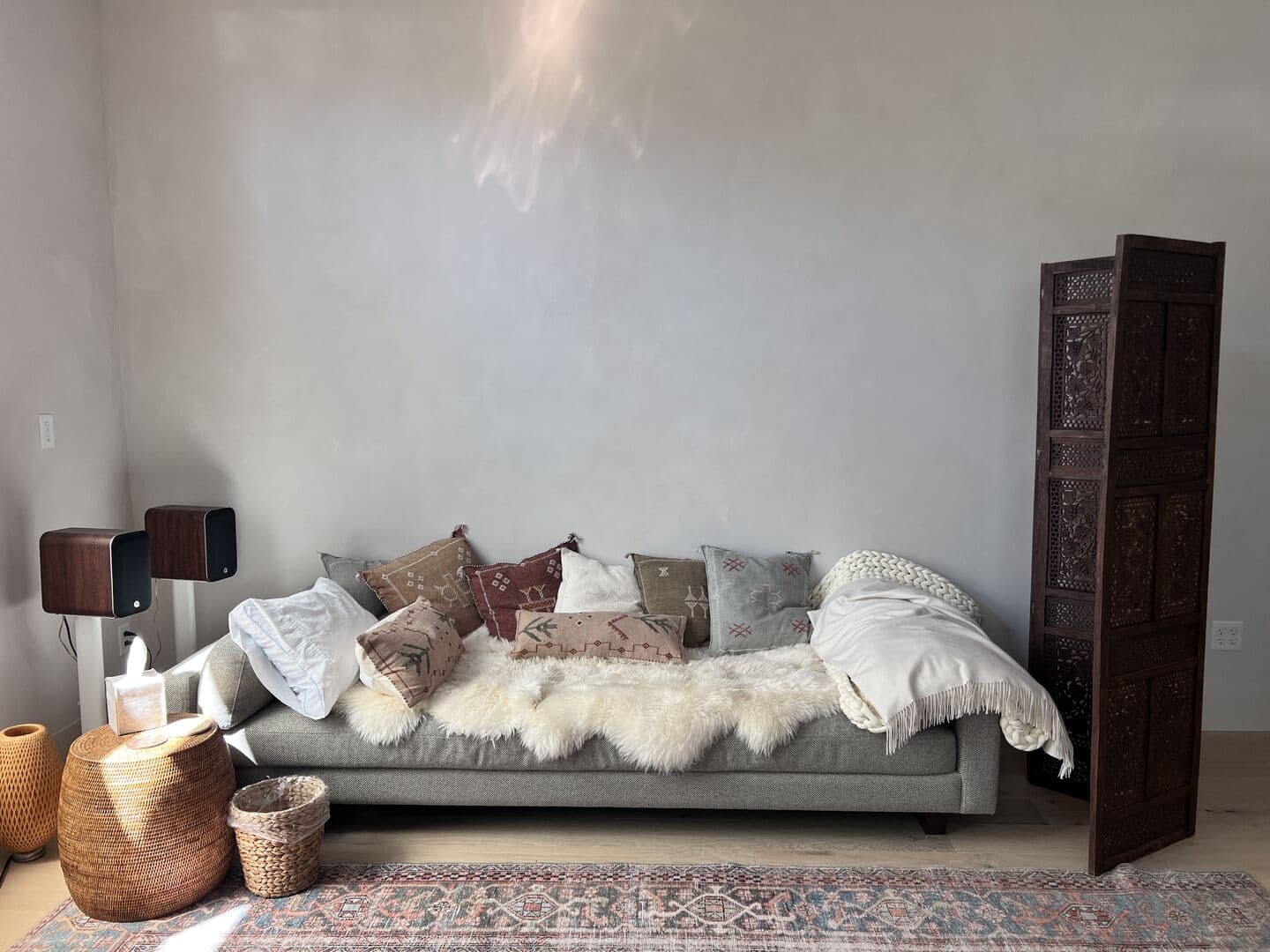 Living room with plaster walls and bohemian daybed