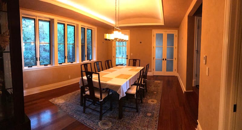 Dining room with natural plaster walls
