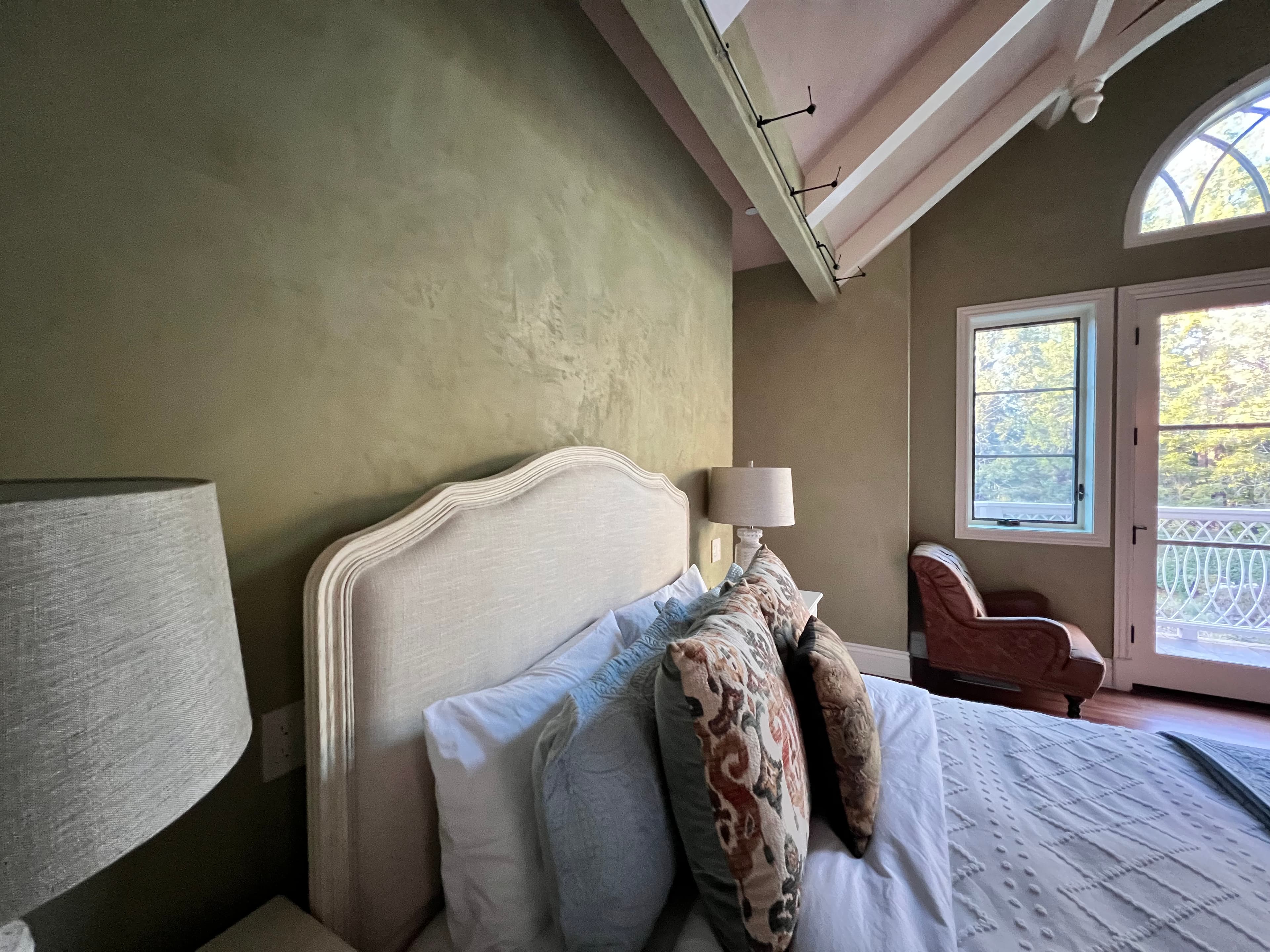 Retreat bedroom plaster detail