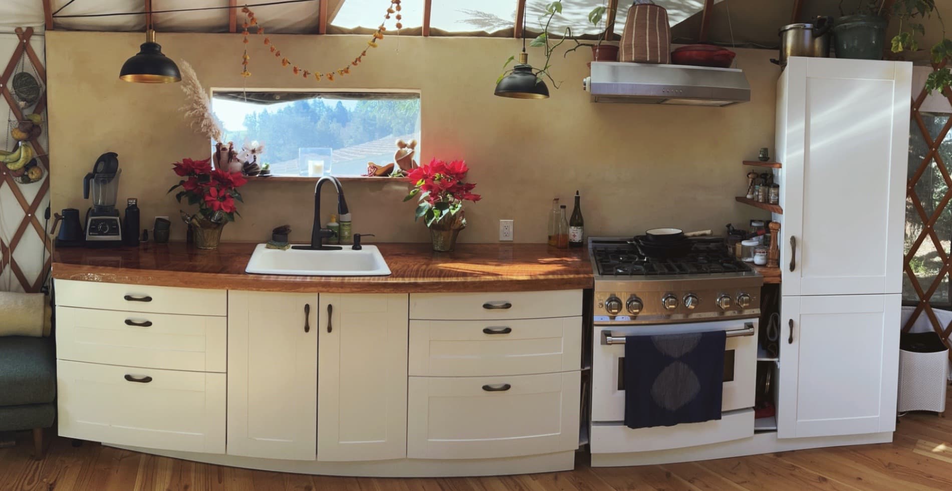 Kitchen with lime plaster walls